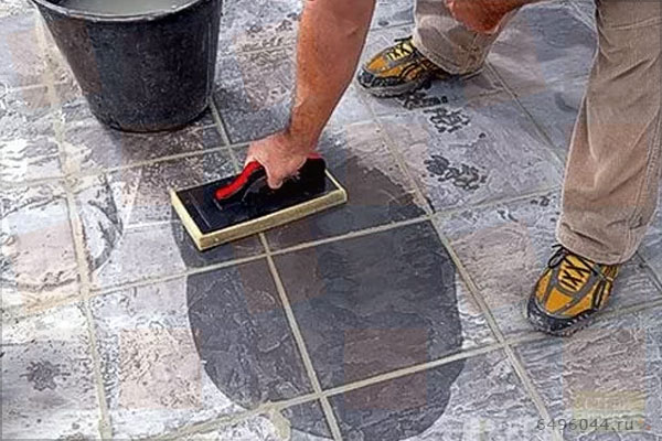 Очиститель бетона и камня в применении на полу.