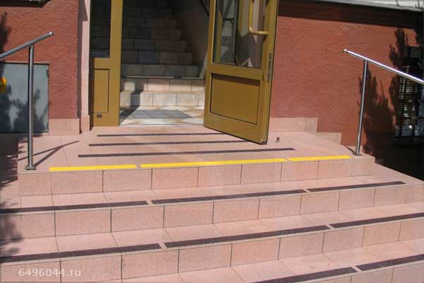 Черная абразивная лента на лестнице и желтая для обозначения границы.