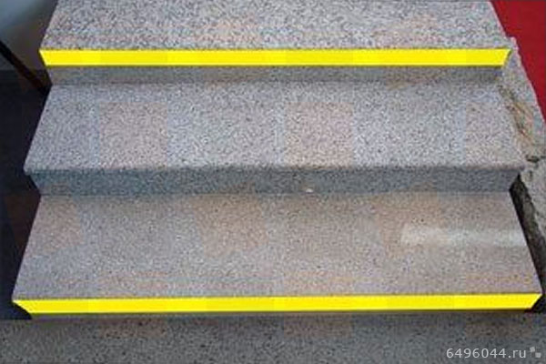 Ярко-желтая сигнальная лента обозначает высокие ступени.