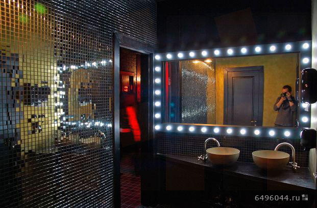 Ванная комната отделанная зеркальной мозаикой CNK.
