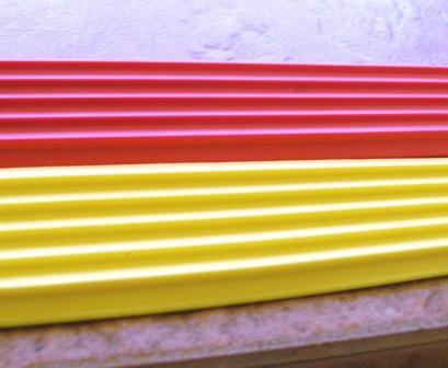 Красные и жёлтые противоскользящие накладки на ступени