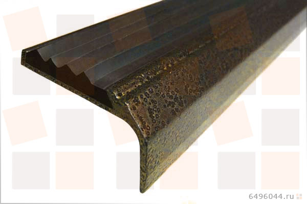 Алюминиевый угол порог с резиновой вставкой NEXT АНУ 42П с покрытием, а также с отверстиями для крепления.