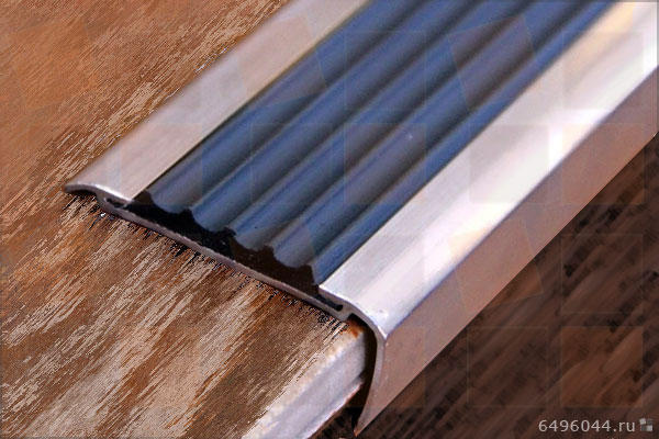 Алюминиевый угол евроступень АУ-50, с цветной резиновой вставкой.