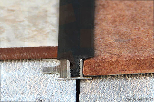 Черный закладной алюминиевый межшовный профиль, с резиновой вставкой, Евроступень T.